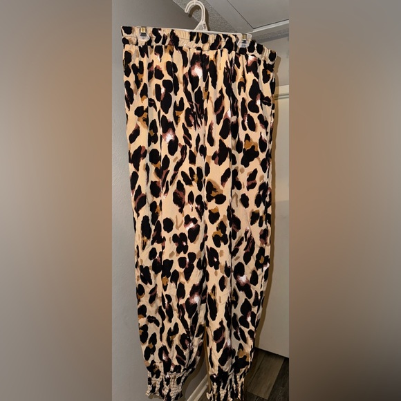 Moosta Curve | 2XL | Leopard Pants - Picture 4 of 4